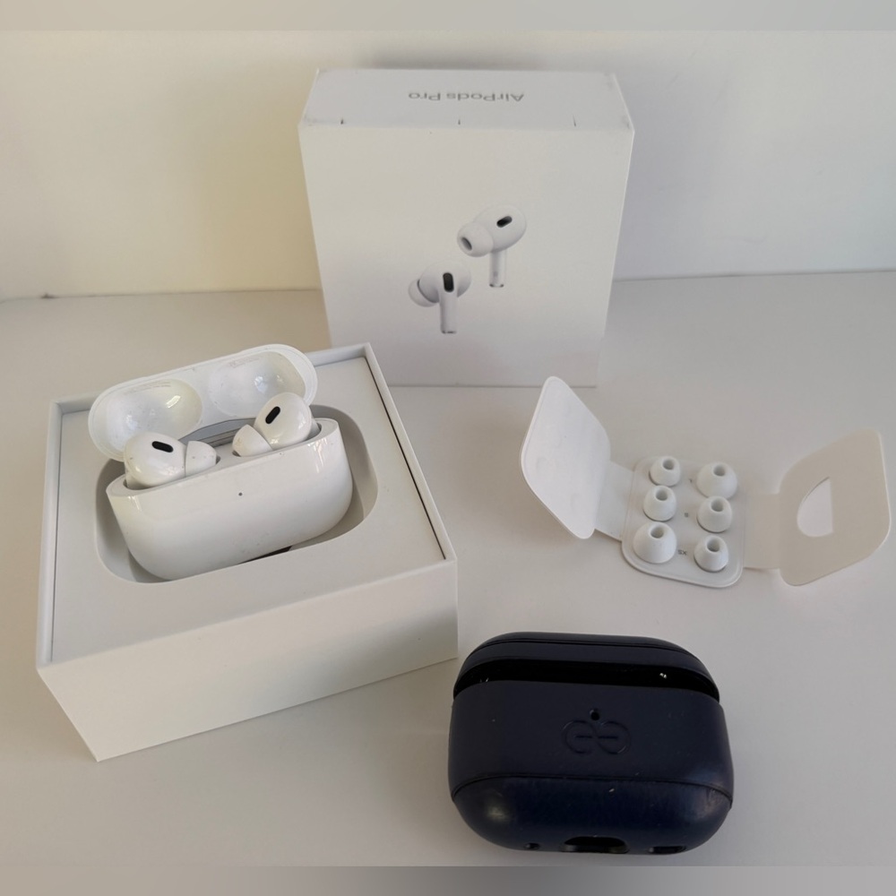 Apple AirPods Pro 2, with Leather Case, Mint!